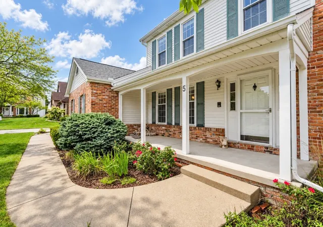 Photo 1 of Single family home for sale at 5 Cobblestone Ct, Bloomington, IL 61704 | MLS# 12753554 | Listing updated on 2026-09-27