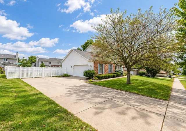 Photo 3 of Single family home for sale at 5 Cobblestone Ct, Bloomington, IL 61704 | MLS# 12753554 | Listing updated on 2026-09-27
