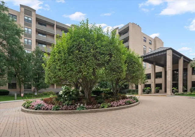 Listing Photo 2 - Condo for sale in building located at 4545 W Touhy Ave, Lincolnwood, IL 60712 - Unit #217W