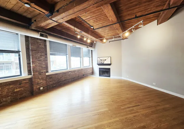 Photo 2 of Condo for sale at 913 W Van Buren St #5E, Chicago, IL 60607 | MLS# 12753590 | Listing updated on 2026-09-15