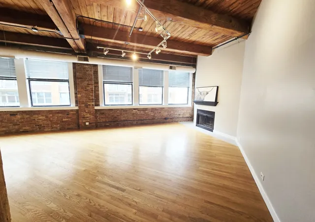 Photo 3 of Condo for sale at 913 W Van Buren St #5E, Chicago, IL 60607 | MLS# 12753590 | Listing updated on 2026-09-15