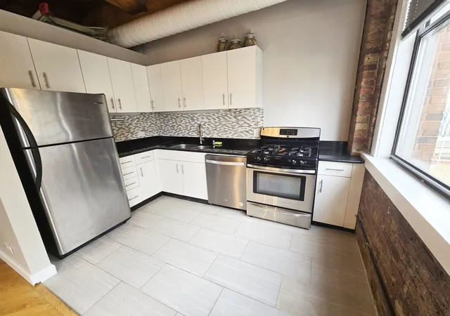Photo 4 of Condo for sale at 913 W Van Buren St #5E, Chicago, IL 60607 | MLS# 12753590 | Listing updated on 2026-09-15