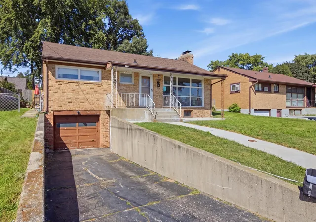 Photo 1 of Single family home for sale at 724 Hastings St, Elgin, IL 60120 | MLS# 12753598 | Listing updated on 2026-09-14