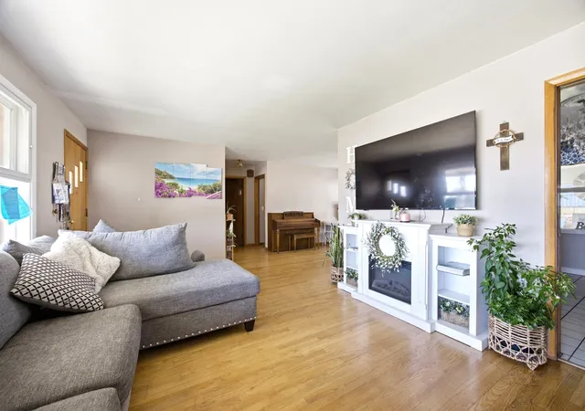 Photo 3 of Single family home for sale at 724 Hastings St, Elgin, IL 60120 | MLS# 12753598 | Listing updated on 2026-09-14