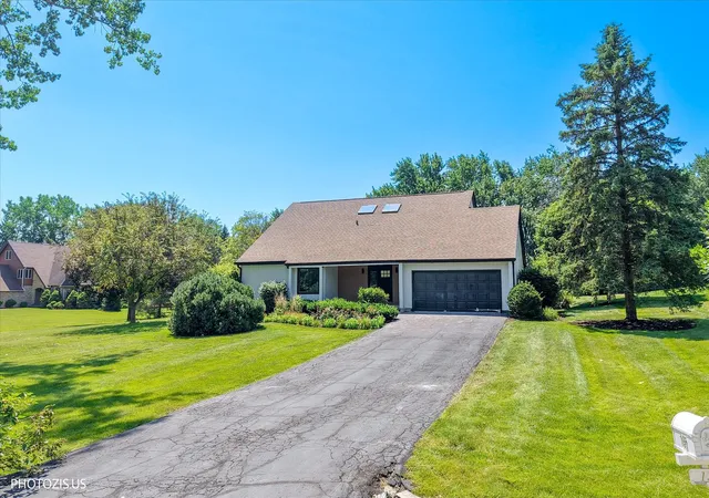 Photo 2 of Single family home for sale at 13 Chipping Campden Dr, South Barrington, IL 60010 | MLS# 12753601 | Listing updated on 2026-09-14
