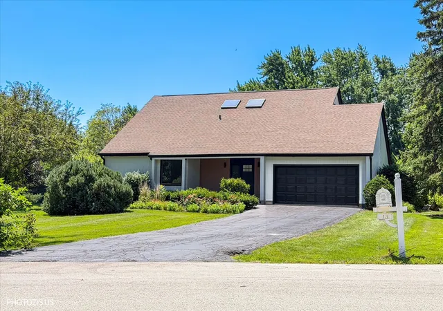 Photo 3 of Single family home for sale at 13 Chipping Campden Dr, South Barrington, IL 60010 | MLS# 12753601 | Listing updated on 2026-09-14