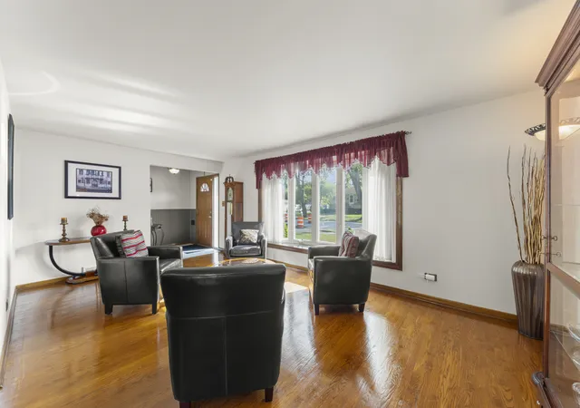 Photo 4 of Single family home for sale at 9204 Parkside Ave, Oak Lawn, IL 60453 | MLS# 12753624 | Listing updated on 2026-09-14