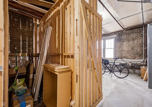 Listing Photo 2 - Condo for sale in building located at 2152 W Ainslie St, Chicago, IL 60625 - Unit #D3