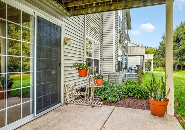 Listing Photo 2 - Condo for sale in building located at 7944 Royal Oaks Rd, Rockford, IL 61107 - Unit #0