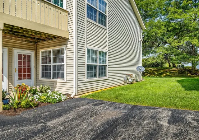 Listing Photo 3 - Condo for sale in building located at 7944 Royal Oaks Rd, Rockford, IL 61107 - Unit #0