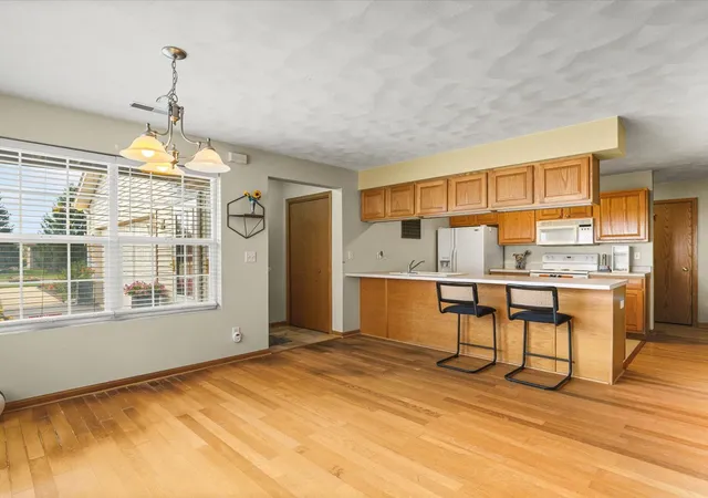 Listing Photo 4 - Condo for sale in building located at 7944 Royal Oaks Rd, Rockford, IL 61107 - Unit #0