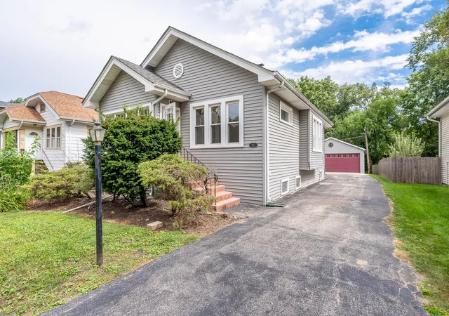 Photo 2 of Single family home for sale at 527 S Summit Ave, Villa Park, IL 60181 | MLS# 12753661 | Listing updated on 2026-10-04