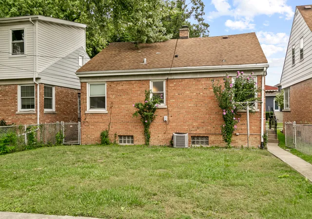 Photo 3 of Single family home for sale at 3916 Sunnyside Ave, Brookfield, IL 60513 | MLS# 12753680 | Listing updated on 2026-09-16