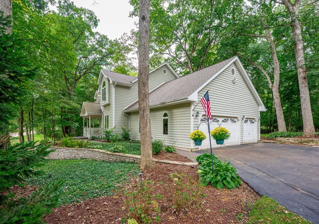 Photo 3 of Single family home for sale at 42w142 Ravine Dr, St. Charles, IL 60175 | MLS# 12753701 | Listing updated on 2026-09-25