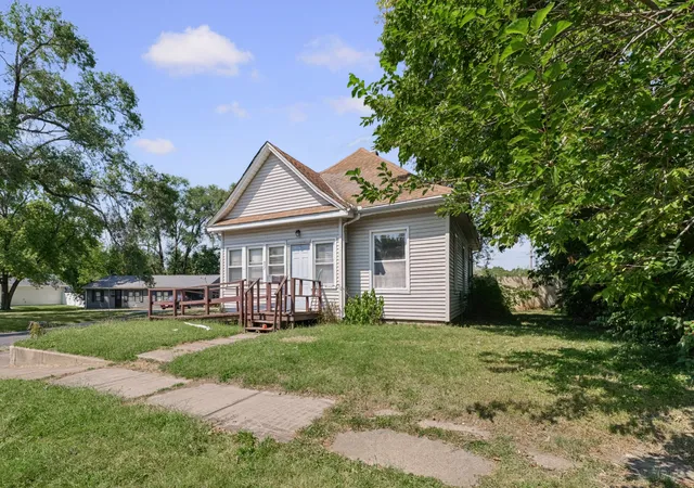 Photo 2 of Sale Pending at 902 E Park St, Urbana, IL 61802 | MLS# 12753716 | Listing updated on 2026-09-25