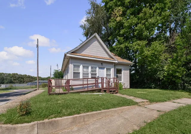 Photo 3 of Sale Pending at 902 E Park St, Urbana, IL 61802 | MLS# 12753716 | Listing updated on 2026-09-25