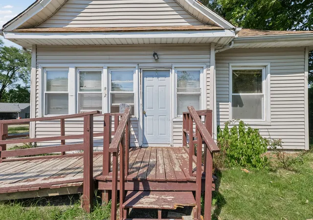Photo 3 of Sale Pending at 902 E Park St, Urbana, IL 61802 | MLS# 12753716 | Listing updated on 2026-09-25