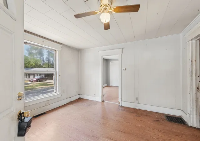 Photo 4 of Sale Pending at 902 E Park St, Urbana, IL 61802 | MLS# 12753716 | Listing updated on 2026-09-25