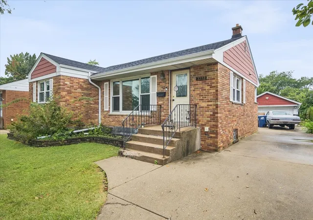 Photo 2 of Single family home for sale at 1372 S 6th Avenue, Des Plaines, IL 60018 | MLS# 12753722 | Listing updated on 2026-09-29