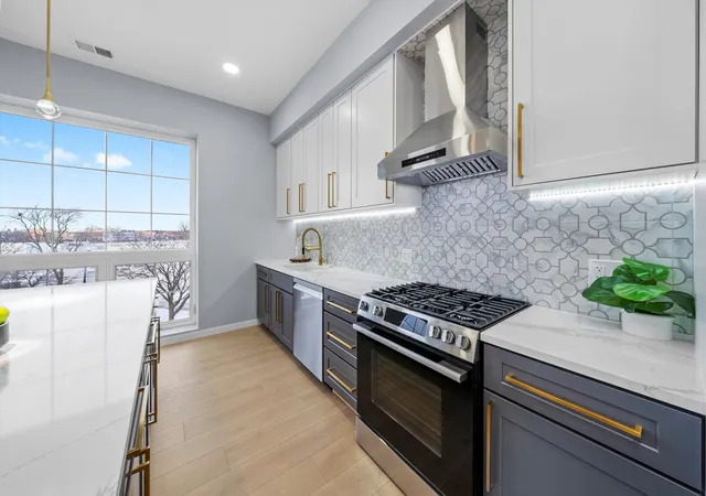 Listing Photo 4 - Condo for sale in building located at 5830 N Lincoln Ave, Chicago, IL 60659 - Unit #2S