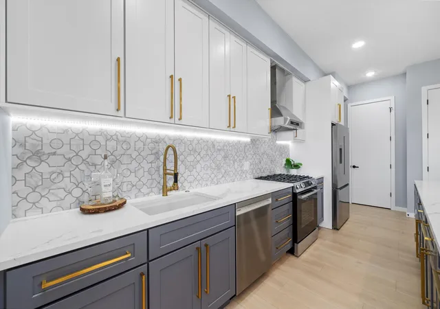 Listing Photo 5 - Condo for sale in building located at 5830 N Lincoln Ave, Chicago, IL 60659 - Unit #2S