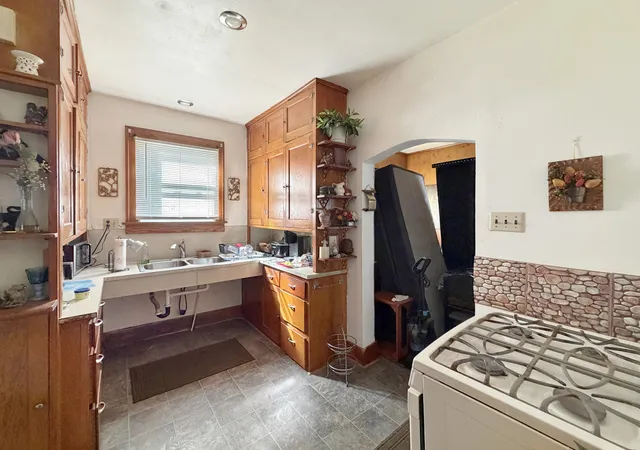 Photo 2 of Multi family home for sale at 526 E Jefferson St, Freeport, IL 61032 | MLS# 12753734 | Listing updated on 2026-09-23