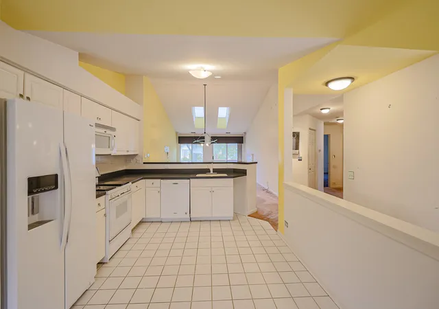 Photo 4 of Townhouse for sale at 2745 Odlum Dr, Schaumburg, IL 60194 | MLS# 12753756 | Listing updated on 2026-10-11