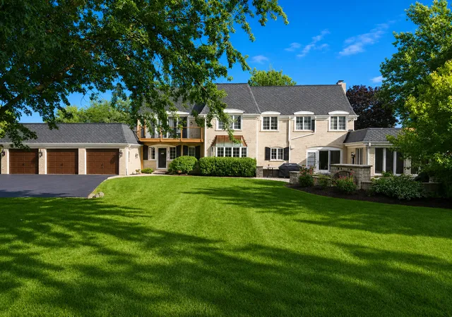 Photo 3 of Single family home for sale at 2 Gregory Ln, South Barrington, IL 60010 | MLS# 12753794 | Listing updated on 2026-09-16