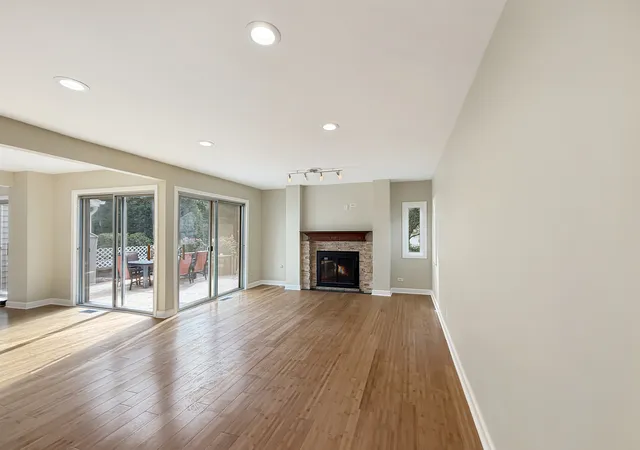Photo 3 of Townhouse for sale at 647 Darien Ct, Hoffman Estates, IL 60169 | MLS# 12753798 | Listing updated on 2026-09-22
