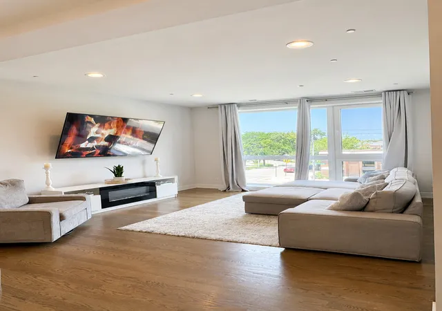 Photo 3 of Condo for sale at 5914 N Lincoln Ave #2E, Chicago, IL 60659 | MLS# 12753825 | Listing updated on 2026-09-15