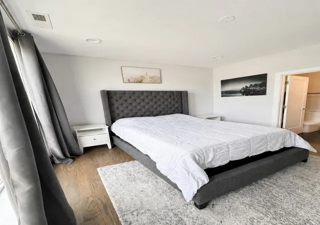 Photo 4 of Condo for sale at 5914 N Lincoln Ave #2E, Chicago, IL 60659 | MLS# 12753825 | Listing updated on 2026-09-15