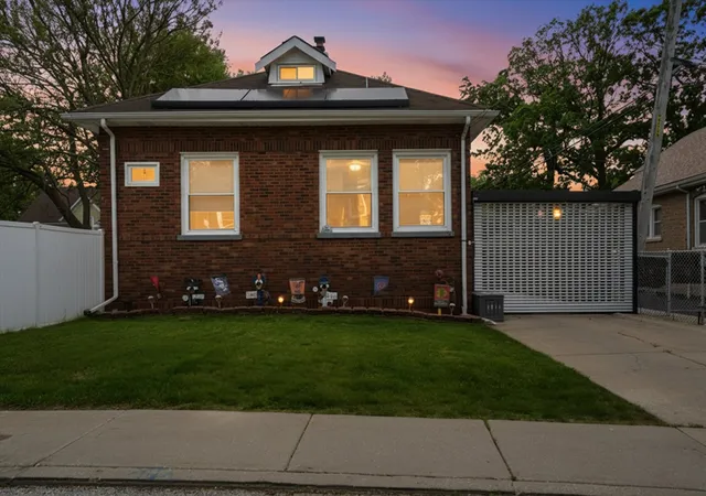 Photo 1 of Single family home for sale at 1615 W Beverly Glen Pkwy, Chicago, IL 60643 | MLS# 12753841 | Listing updated on 2026-09-14