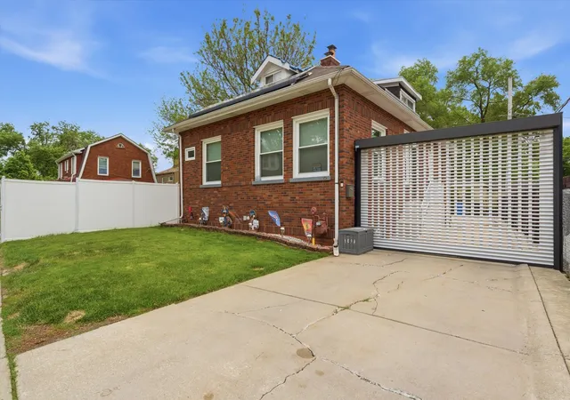 Photo 2 of Single family home for sale at 1615 W Beverly Glen Pkwy, Chicago, IL 60643 | MLS# 12753841 | Listing updated on 2026-09-14