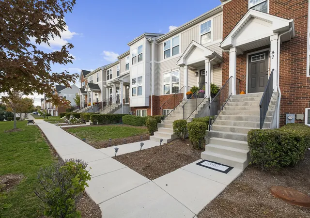 Townhouse for sale at 47 Nicholas Dr E, Des Plaines, IL 60016 | MLS# 12753846