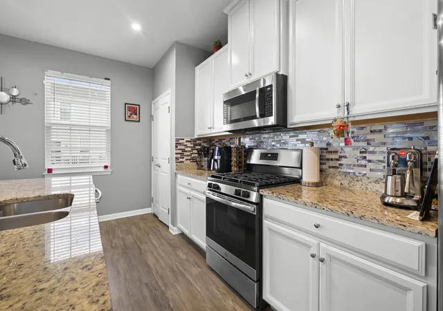 Photo 4 of Townhouse for sale at 47 Nicholas Dr E, Des Plaines, IL 60016 | MLS# 12753846 | Listing updated on 2026-09-14
