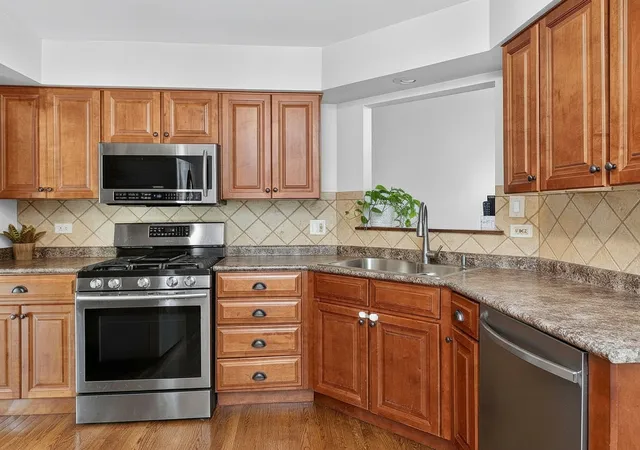 Photo 3 of Townhouse for sale at 319 Jamatt Ct, Naperville, IL 60540 | MLS# 12753863 | Listing updated on 2026-09-27
