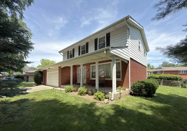 Photo 3 of Single family home for sale at 2022 E Woodview Dr, Mount Prospect, IL 60056 | MLS# 12753867 | Listing updated on 2026-09-14