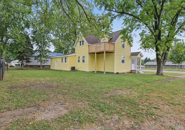 Photo 2 of Single family home for sale at 705 S Court St, Tuscola, IL 61953 | MLS# 12753874 | Listing updated on 2026-09-22