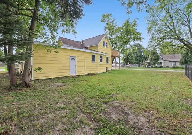 Photo 3 of Single family home for sale at 705 S Court St, Tuscola, IL 61953 | MLS# 12753874 | Listing updated on 2026-09-22