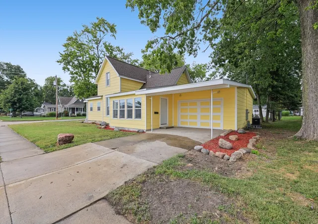 Photo 4 of Single family home for sale at 705 S Court St, Tuscola, IL 61953 | MLS# 12753874 | Listing updated on 2026-09-22