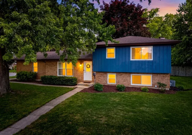 Photo 1 of Single family home for sale at 5 Redstart Rd, Naperville, IL 60565 | MLS# 12753880 | Listing updated on 2026-09-14