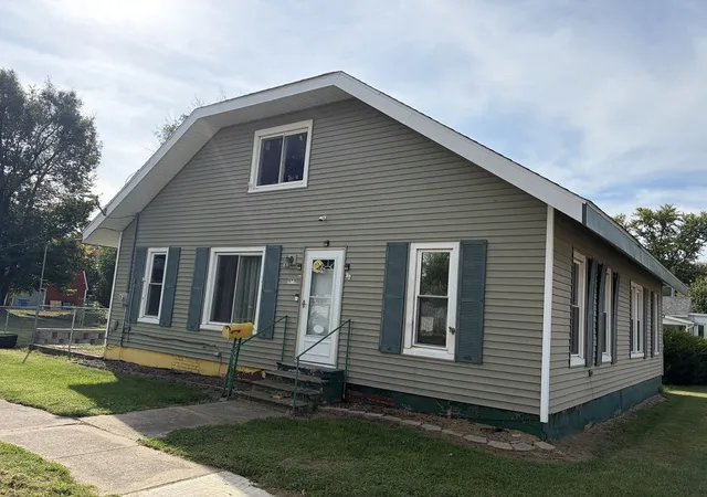 Photo 1 of Single family home for sale at 323 W Chestnut St, Mason City, IL 62664 | MLS# 12753889 | Listing updated on 2026-09-14