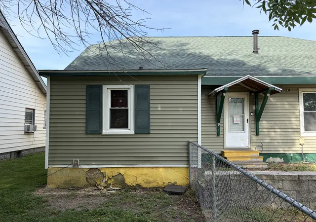 Photo 3 of Single family home for sale at 323 W Chestnut St, Mason City, IL 62664 | MLS# 12753889 | Listing updated on 2026-09-14