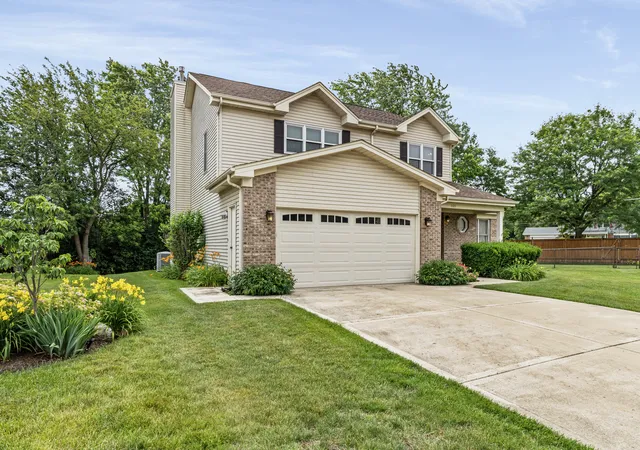 Photo 2 of Single family home for sale at 1121 Russetwood Ct, Wheeling, IL 60090 | MLS# 12753891 | Listing updated on 2026-10-05