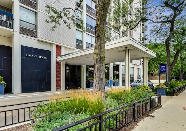 Photo 2 of Condo for sale at 1455 N Sandburg Ter #2306B, Chicago, IL 60610 | MLS# 12753898 | Listing updated on 2026-09-14