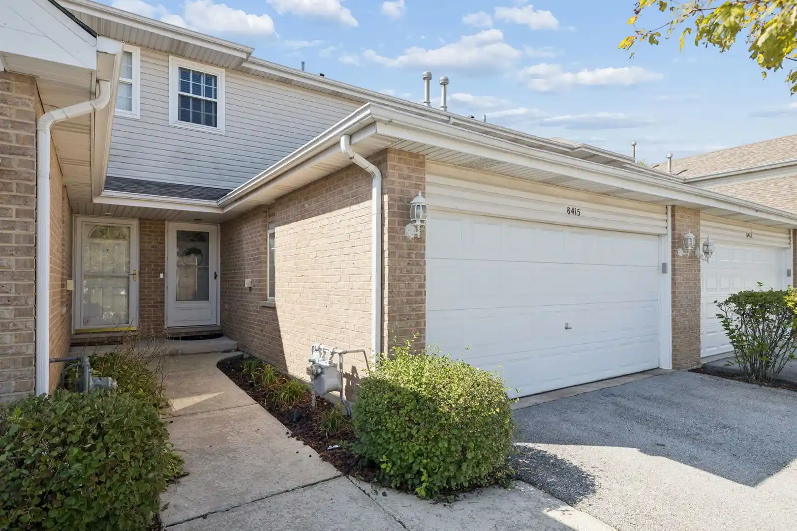 Listing Photo 2 - Condo for sale in 8415 Stratford Dr located at 8415 Stratford Dr, Tinley Park, IL 60487 - Unit #8415
