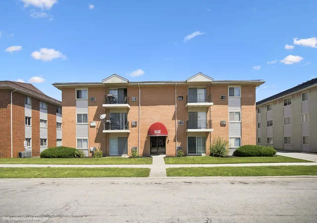 Photo 1 of Sale Pending at 1900 Canal St #1B, Blue Island, IL 60406 | MLS# 12753927 | Listing updated on 2026-09-23