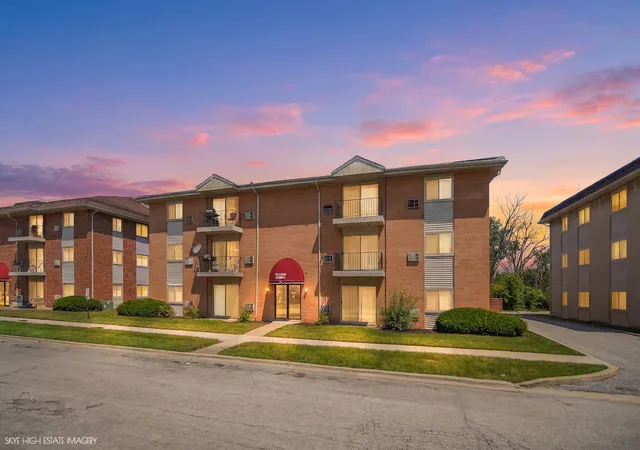 Photo 2 of Sale Pending at 1900 Canal St #1B, Blue Island, IL 60406 | MLS# 12753927 | Listing updated on 2026-09-23