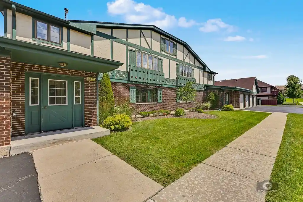 Listing Photo 2 - Condo for sale in 11657 S Matterhorn Cir located at 11657 S Matterhorn Cir, Palos Park, IL 60464 - Unit #102
