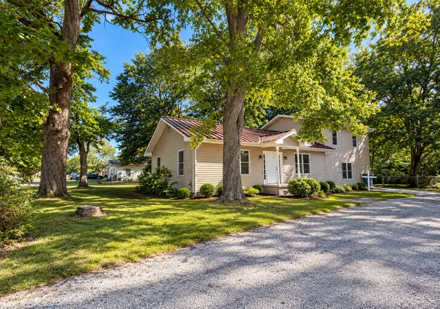 Photo 2 of Sale Pending at 209 S Stotlar St, Benton, IL 62812 | MLS# 12753934 | Listing updated on 2026-09-12